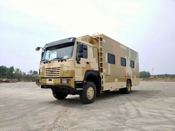 ​重汽豪沃12人数码迷彩宿营车