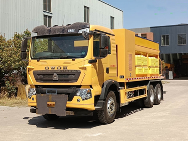 重汽25吨除雪除冰车参数（新款带融雪液水箱）