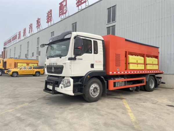 重汽豪沃破冰除雪车