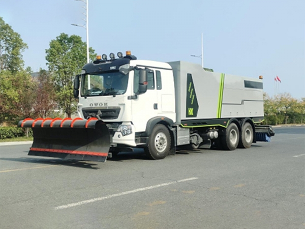 重汽豪沃后双桥带吹雪装置除雪车
